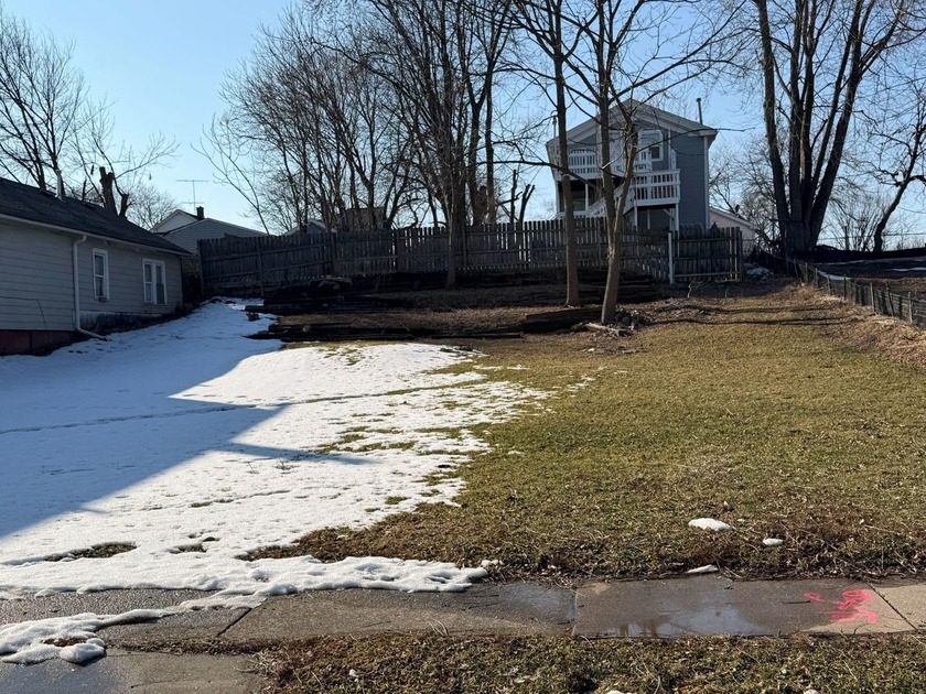 Great location with partial view of Lake Michigan. Walking - Beach Lot for sale in Waukegan, Illinois on Beachhouse.com