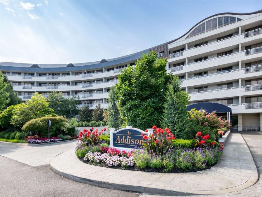 Spectacular 4 Bedroom, 3 1/2 Bath Condo With Partial Golf View - Beach Condo for sale in Port Washington, New York on Beachhouse.com