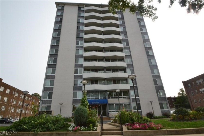 Welcome to your new life of convenience and relaxation in this - Beach Condo for sale in Lakewood, Ohio on Beachhouse.com