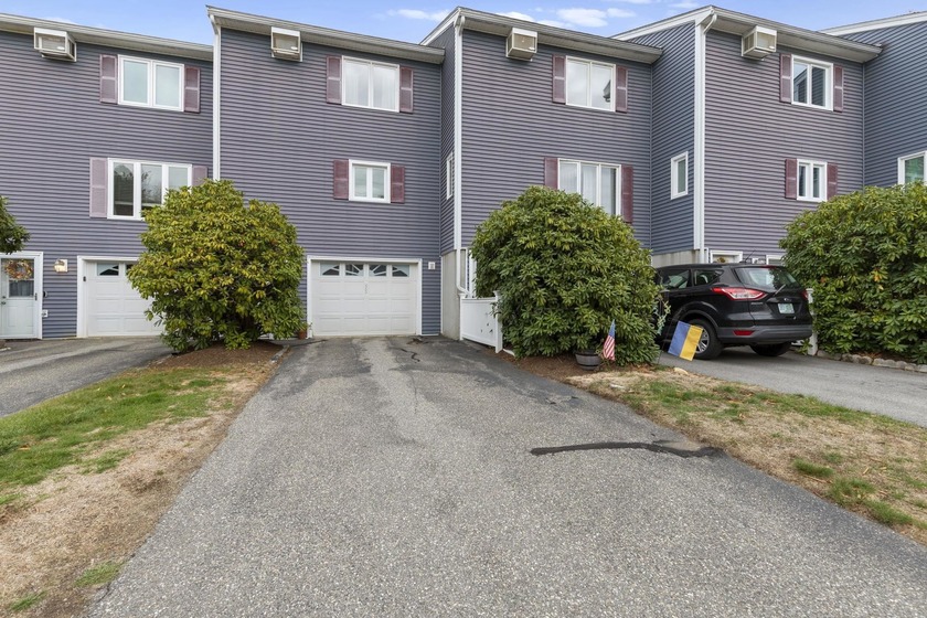 Welcome to this very well maintained Seabury townhouse - Beach Condo for sale in Hampton, New Hampshire on Beachhouse.com