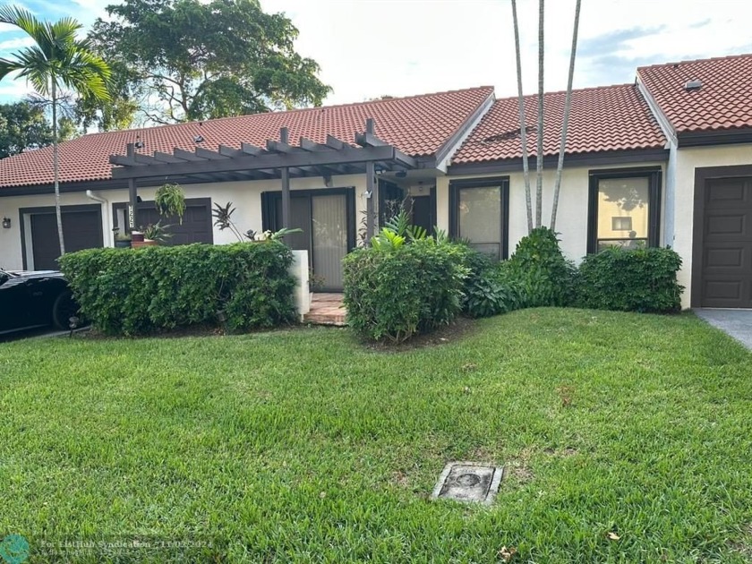 Spectacular 2-bedroom, 2-bathroom villa with an additional den - Beach Townhome/Townhouse for sale in Tamarac, Florida on Beachhouse.com