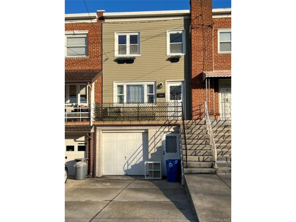 This 3 bedroom 2.5 bath bilevel home in the Throggs Neck section - Beach Home for sale in Bronx, New York on Beachhouse.com