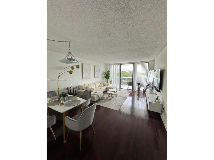 Gorgeous remolded 1 bedroom 1.5 bathrooms with a beautiful view - Beach Condo for sale in Aventura, Florida on Beachhouse.com