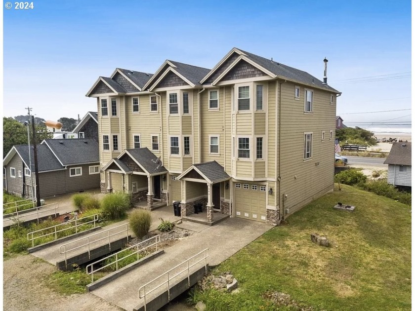 Beautifully decorated turnkey townhome with no HOA or CC&R's/ - Beach Home for sale in Rockaway Beach, Oregon on Beachhouse.com