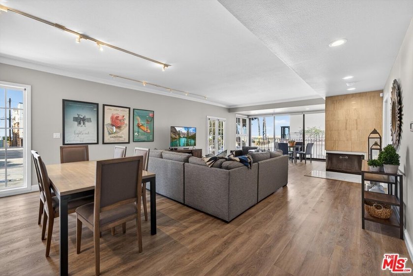 Move right in to this corner, single-level 3 bed, 3 bath condo - Beach Condo for sale in Playa Del Rey, California on Beachhouse.com