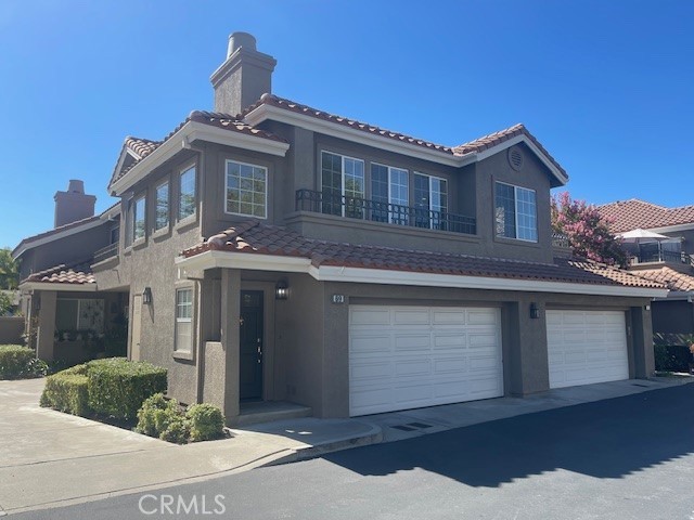 Step into your new dream home! This beautiful carriage end-unit - Beach Condo for sale in Rancho Santa Margarita, California on Beachhouse.com