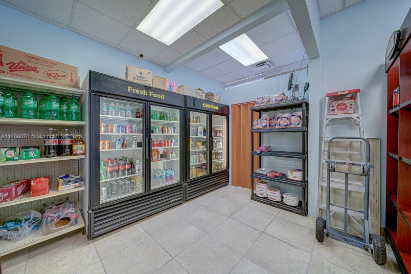 Convenience store for sale at the entrance of Hallandale Beach - Beach Commercial for sale in Hallandale Beach, Florida on Beachhouse.com