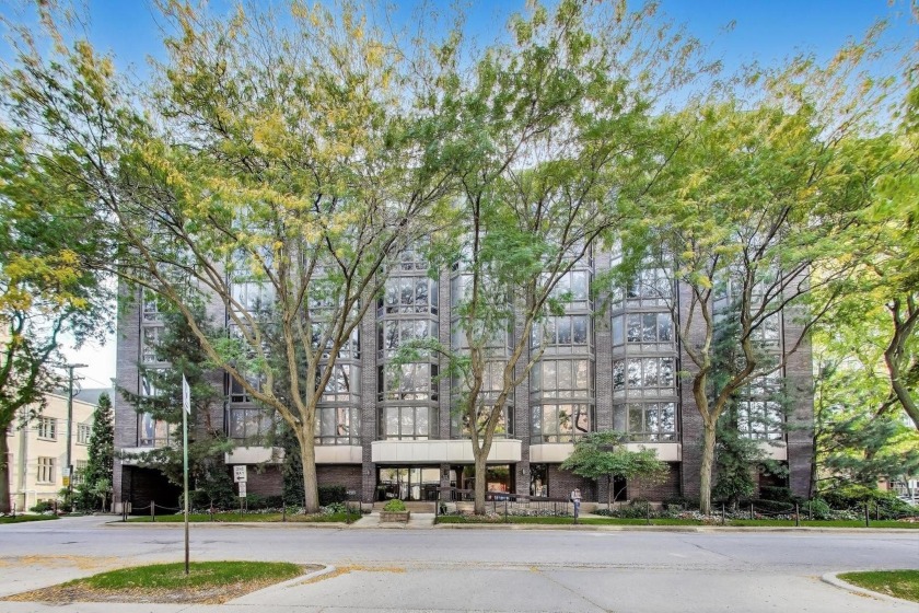 Discover a rare opportunity to own a spacious 3-bedroom, 2-bath - Beach Condo for sale in Evanston, Illinois on Beachhouse.com