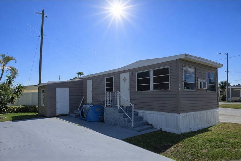 Under $800 Lot Rent in Pinellas County - Handyman Special - Beach Home for sale in Pinellas Park, Florida on Beachhouse.com
