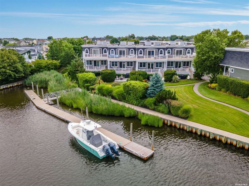 Luxurious and completely renovated waterfront townhouse in the - Beach Townhome/Townhouse for sale in Babylon, New York on Beachhouse.com