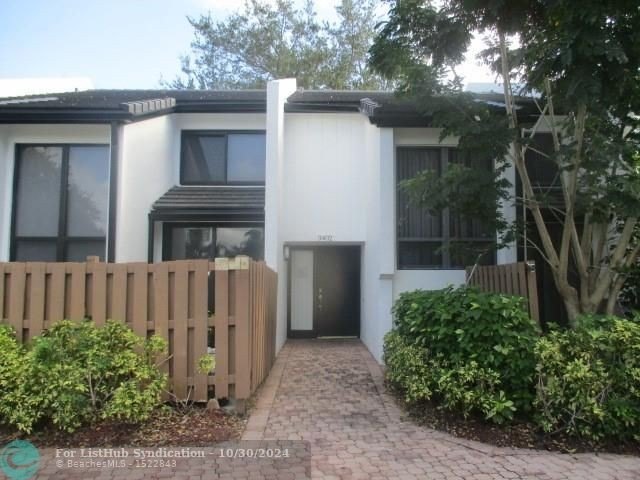 Excellent Price, live in your own Florida paradise, this is a - Beach Condo for sale in Boca Raton, Florida on Beachhouse.com