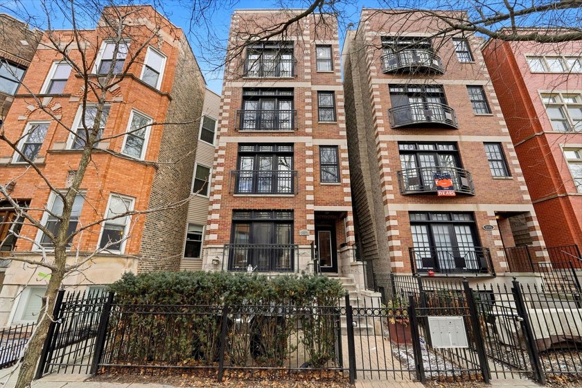 Highest and Best due at 5pm Monday 3/2! Stunning, sun-drenched - Beach Condo for sale in Chicago, Illinois on Beachhouse.com