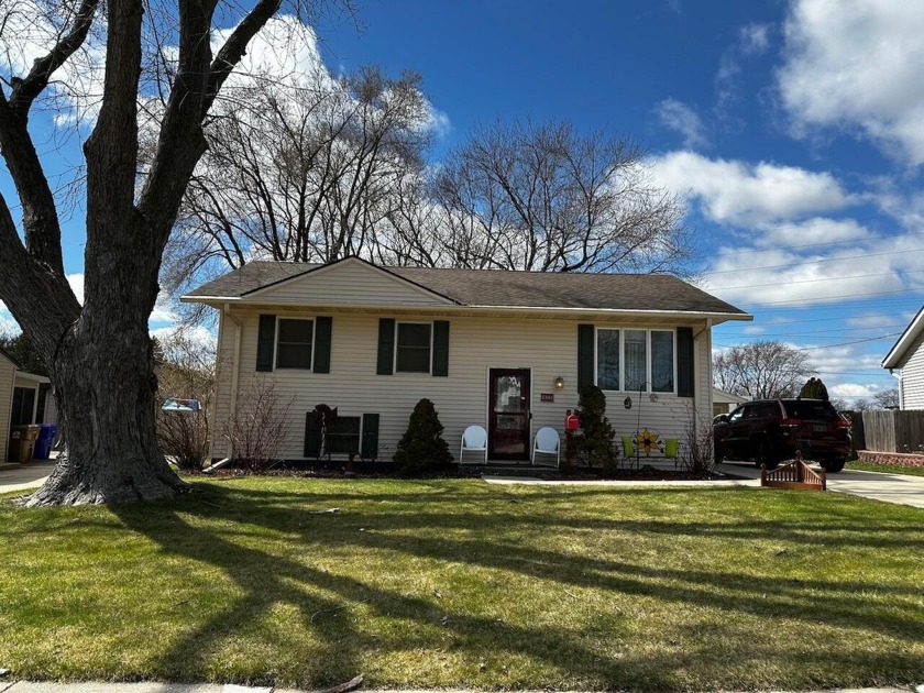 Fall in love with this charming bilevel home on an incredible - Beach Home for sale in Kenosha, Wisconsin on Beachhouse.com