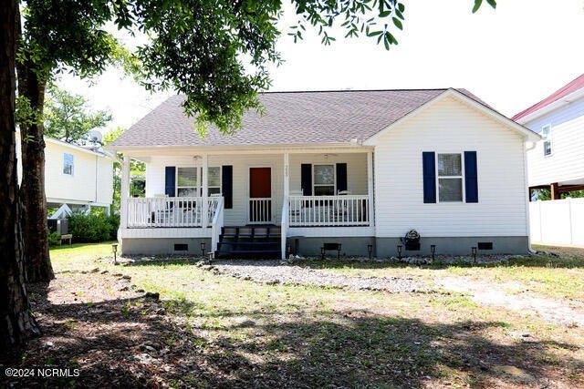 LOCATION & COZY COMFORT IS what this home can offer and just - Beach Home for sale in Oak Island, North Carolina on Beachhouse.com