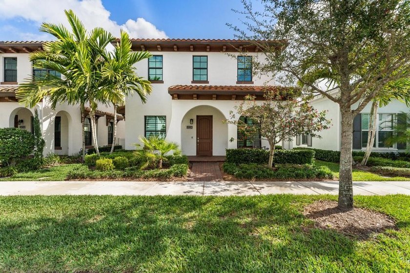 Impeccably maintained, like-new residence in the highly - Beach Home for sale in Palm Beach Gardens, Florida on Beachhouse.com