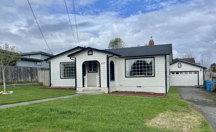 Charming cottage-style home in the Pine Hill area. Move -in - Beach Home for sale in Eureka, California on Beachhouse.com