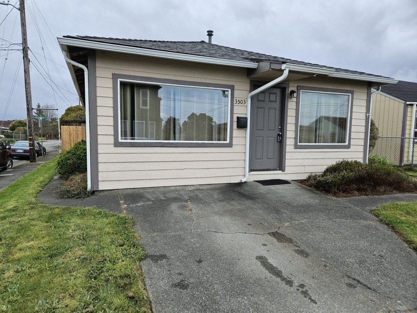 Corner lot close to Jacobs School.  Super clean with laundry - Beach Home for sale in Eureka, California on Beachhouse.com