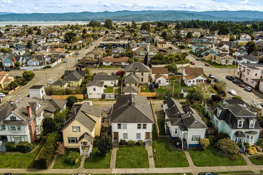 TRIPLEX OPPORTUNITY IN A PRIME LOCATION! Centrally located and - Beach Home for sale in Eureka, California on Beachhouse.com