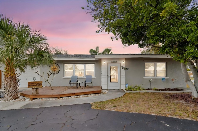 Under contract-accepting backup offers. Welcome to 12424 105th - Beach Home for sale in Largo, Florida on Beachhouse.com