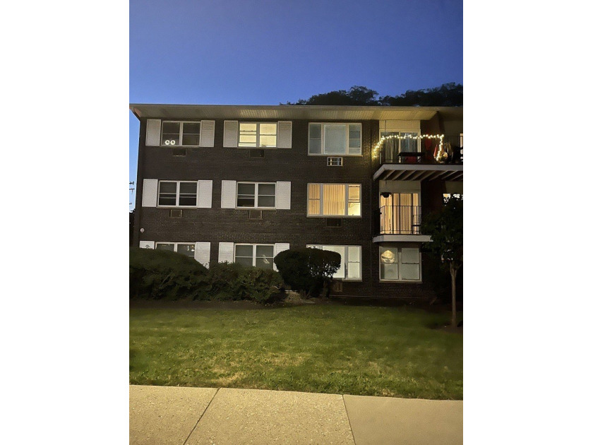 Well-maintained and move-in ready, this large corner unit in an - Beach Home for sale in Skokie, Illinois on Beachhouse.com