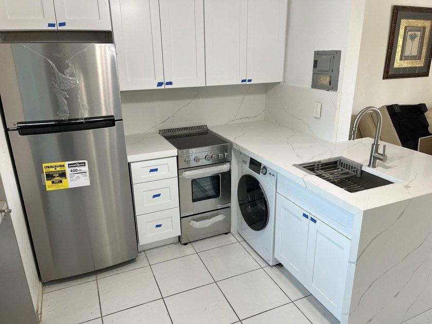 2 bedroom 1 bath. No age restrictions. 0.25 miles to the beach - Beach Condo for sale in Riviera Beach, Florida on Beachhouse.com