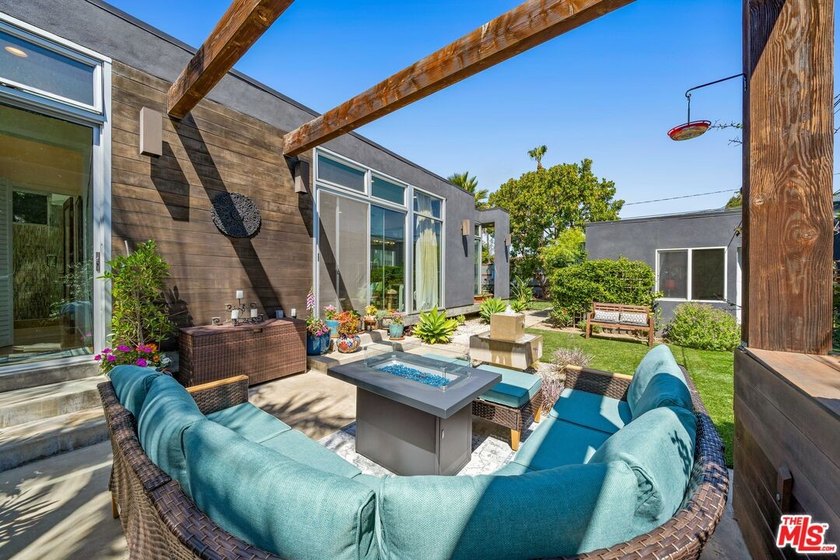 If quintessential indoor/outdoor entertaining is what you're - Beach Home for sale in Santa Monica, California on Beachhouse.com
