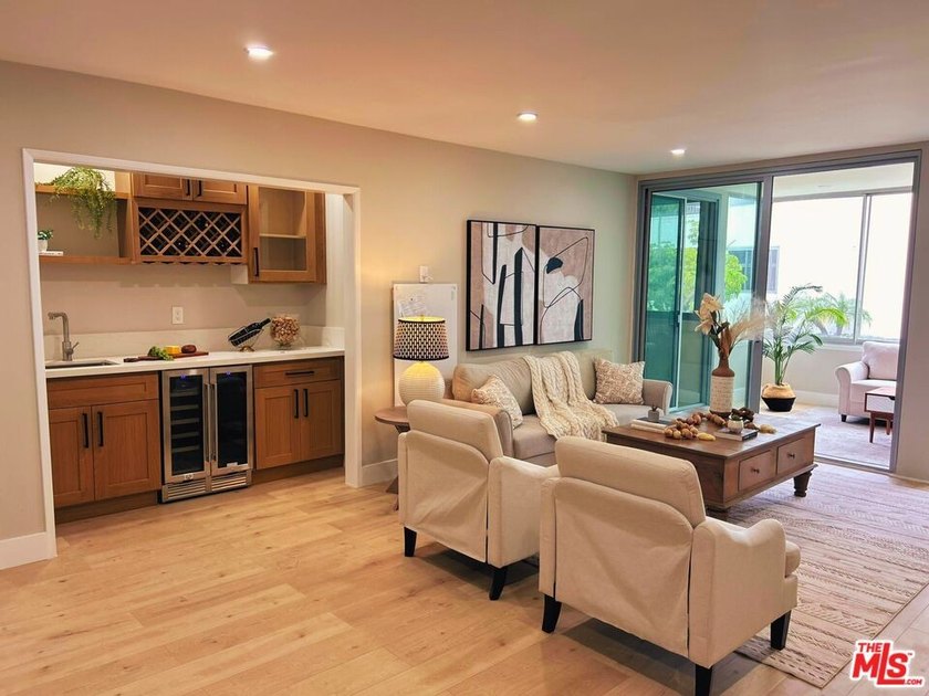 Just minutes from the sand in Playa del Rey, this bright and - Beach Condo for sale in Playa Del Rey, California on Beachhouse.com