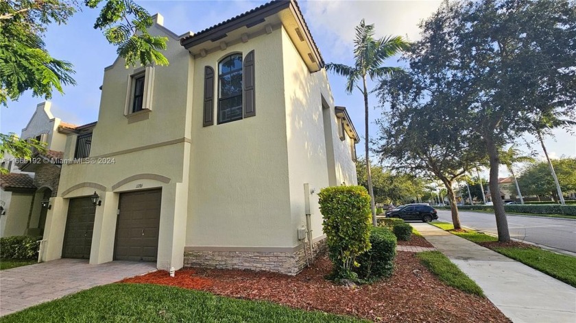 Gorgeous 4-Bedroom, 3-Bath updated Corner Townhouse with Lake - Beach Townhome/Townhouse for sale in Homestead, Florida on Beachhouse.com