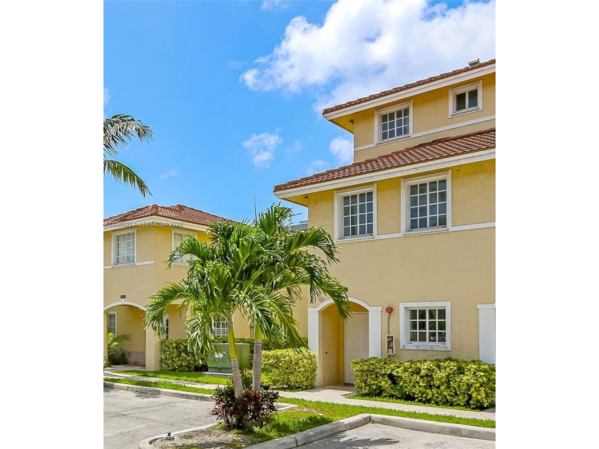 Tastefully remodeled 3 bedroom Tri-level townhouse with water - Beach Condo for sale in North Miami Beach, Florida on Beachhouse.com