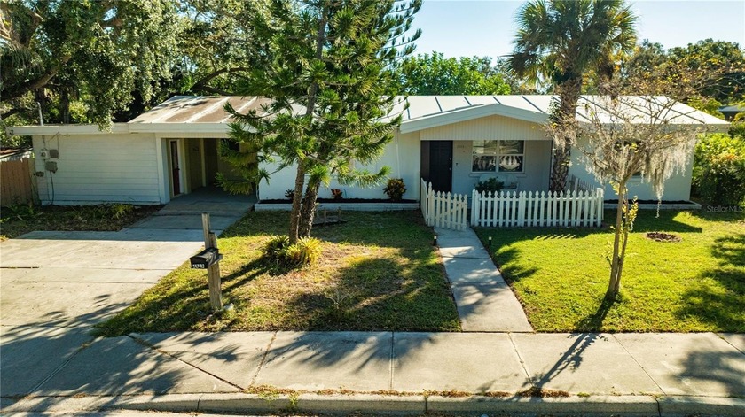 4/2 single family home in a charming neighborhood with multi - Beach Home for sale in Sarasota, Florida on Beachhouse.com