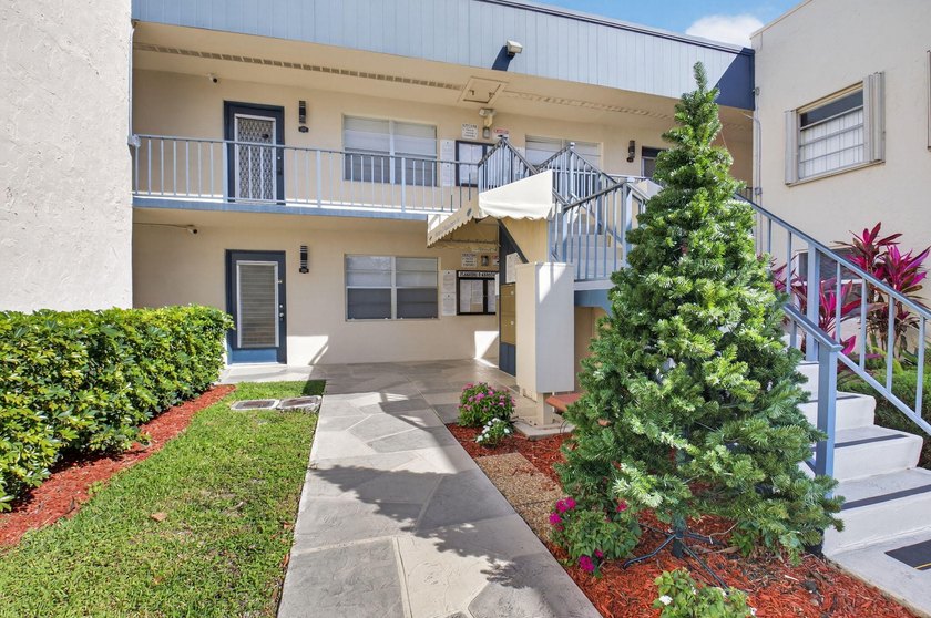 Welcome to Delray Beach! This move-in ready Kings Point condo is - Beach Condo for sale in Delray Beach, Florida on Beachhouse.com