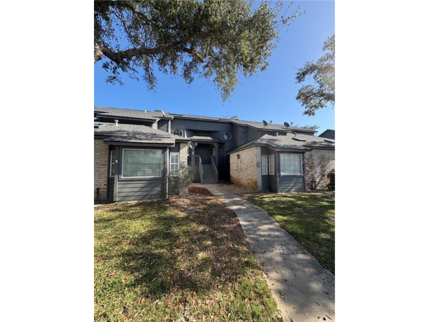 What a great place to call home in the quite, sofisticated Oak - Beach Condo for sale in Rockport, Texas on Beachhouse.com