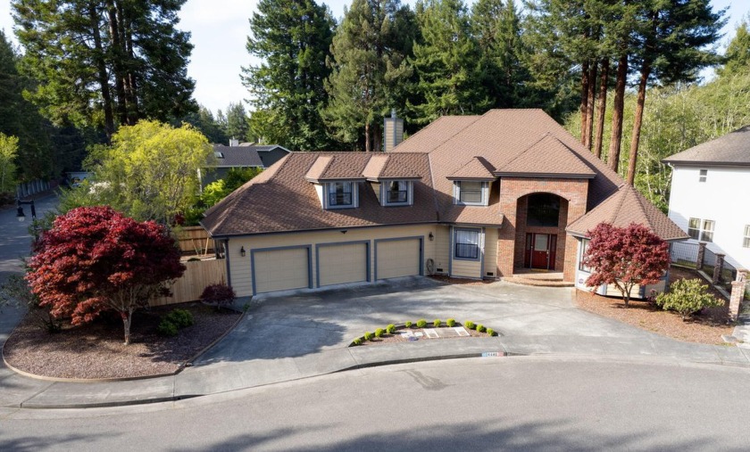 Exquisite Executive Home in Cedar Ridge Estates!Welcome to this - Beach Home for sale in Eureka, California on Beachhouse.com