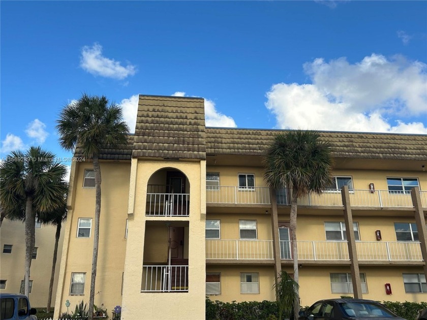 Owner financing is available! Beautiful and updated 2/2 condo in - Beach Condo for sale in Sunrise, Florida on Beachhouse.com