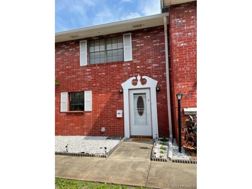 This beautifully renovated 2 bedroom 2.5 bath townhome is close - Beach Townhome/Townhouse for sale in Daytona Beach, Florida on Beachhouse.com