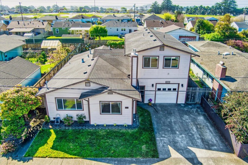 Come home to spaciousness, right in town w/a bay view from the - Beach Home for sale in Eureka, California on Beachhouse.com