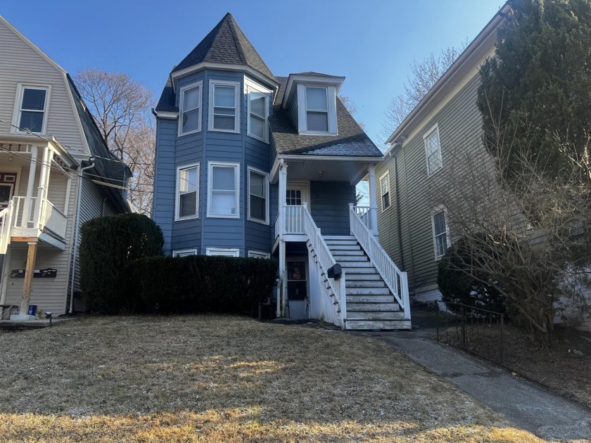 Live in one unit and rent the other! Presenting a unique and - Beach Home for sale in New Haven, Connecticut on Beachhouse.com