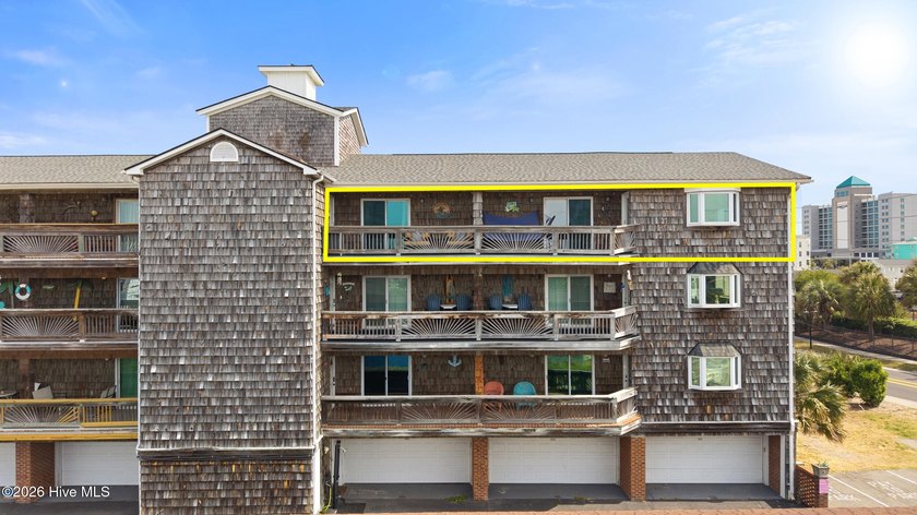 Set in a prime Carolina Beach location, this top-floor condo - Beach Condo for sale in Carolina Beach, North Carolina on Beachhouse.com