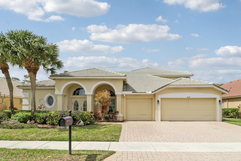 Motivated seller!! Welcome to Hamilton Bay living! This charming - Beach Home for sale in West Palm Beach, Florida on Beachhouse.com