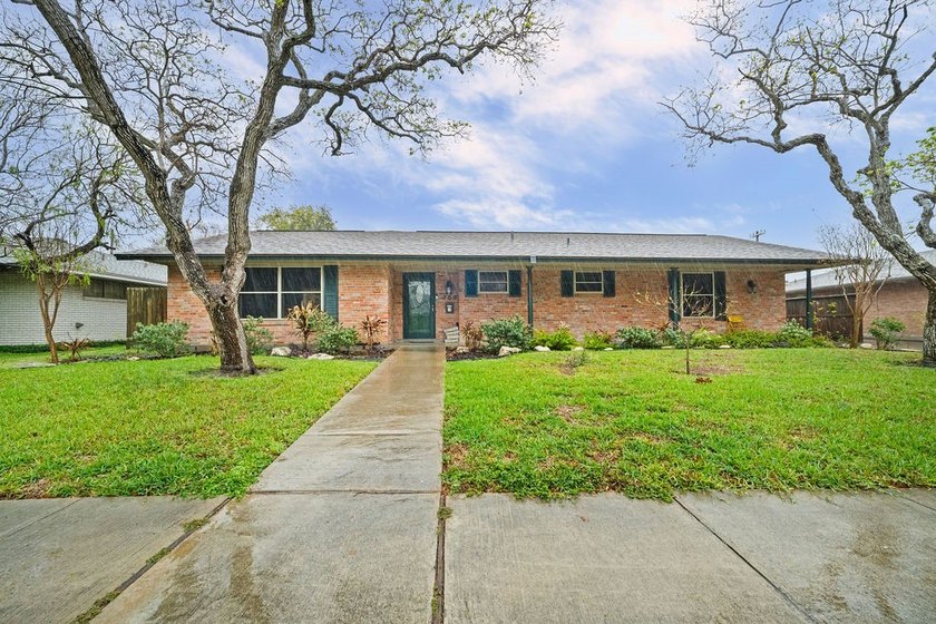 Well maintained home! Situated on a large lot in a sought-after - Beach Home for sale in Corpus Christi, Texas on Beachhouse.com