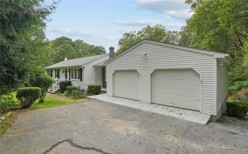 Fabulous oversized spacious ranch style home, this home is the - Beach Home for sale in South Kingston, Rhode Island on Beachhouse.com