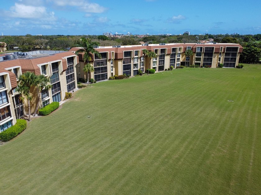 Enjoy easy living in this charming first-floor 2-bedroom - Beach Condo for sale in Palm Beach Gardens, Florida on Beachhouse.com