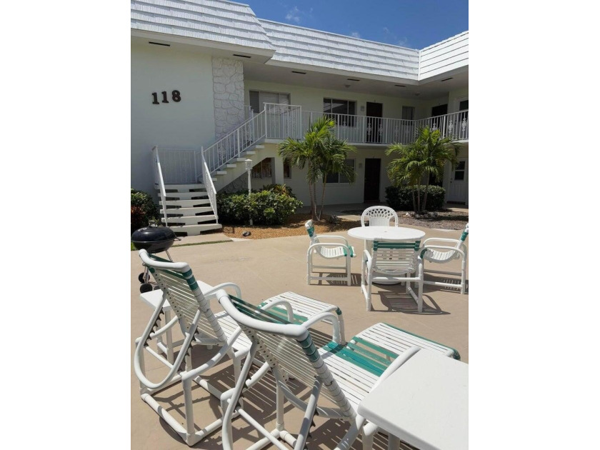 Great investor or owner opportunity in prime North Palm Beach - Beach Condo for sale in North Palm Beach, Florida on Beachhouse.com