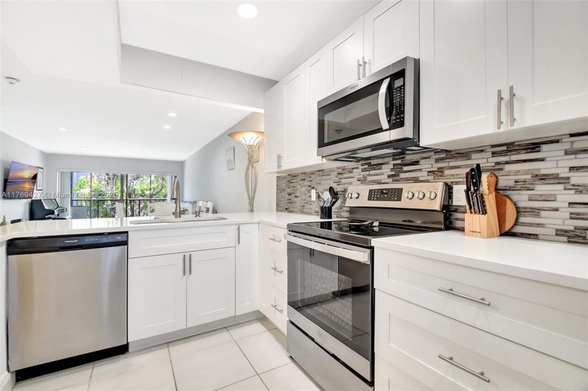 Stunning 2/2 Condo with Deeded Beach Access  Resort-Style - Beach Condo for sale in South Palm Beach, Florida on Beachhouse.com