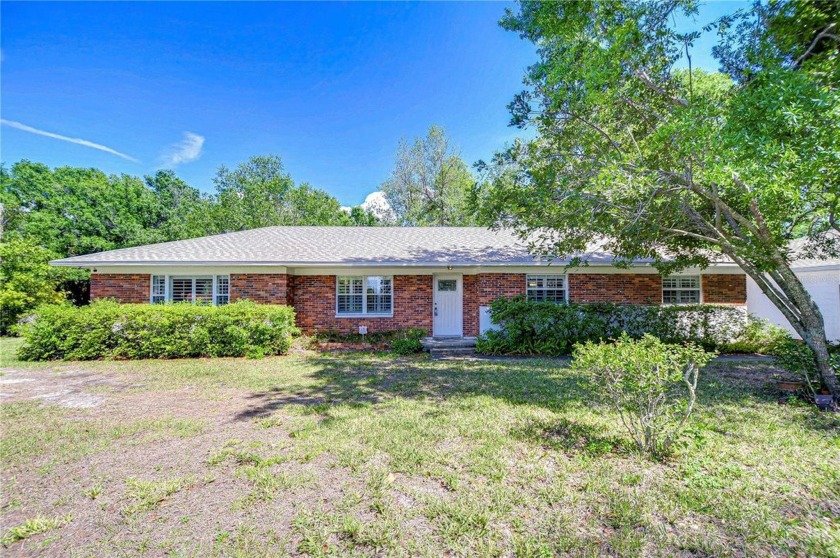 LAKEFRONT LIVING!! Do you need space to store a boat, RV or - Beach Home for sale in Tampa, Florida on Beachhouse.com