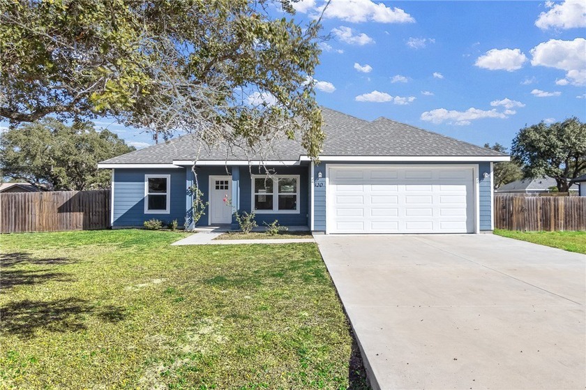 Welcome home to this adorable 3 bedroom, 2 bathroom beauty built - Beach Home for sale in Rockport, Texas on Beachhouse.com