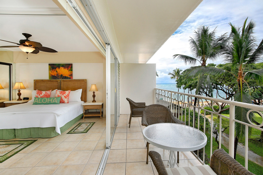 Beachfront, Peek-a-Boo Ocean Views, WasherDryer, AC - Beach Vacation Rentals in Honolulu, Hawaii on Beachhouse.com