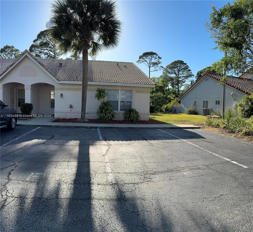 This beautiful townhome features three bedrooms with two full - Beach Home for sale in Port Orange, Florida on Beachhouse.com