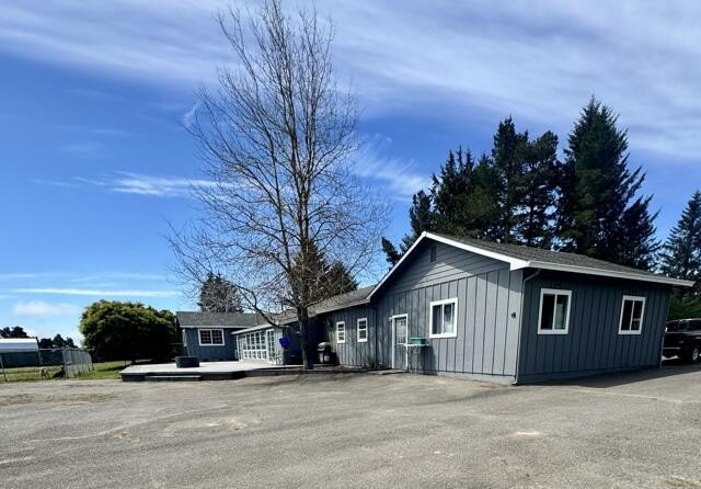 Come see this expansive 3-bed, 2-bath home, thoughtfully - Beach Home for sale in Fortuna, California on Beachhouse.com