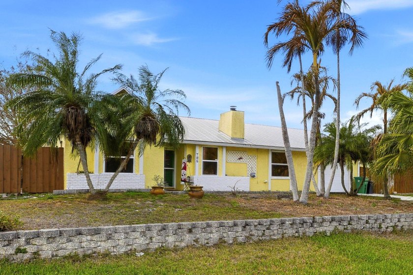 Beautifully updated 3-bedroom, 2-bath, 1-car garage home - Beach Home for sale in Port Saint Lucie, Florida on Beachhouse.com